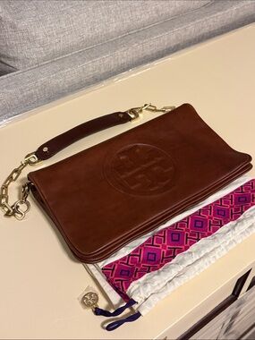 Tory Burch Bombe Reva Clutch with Gold Chain in Camel brown leather